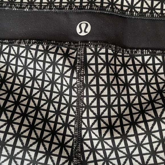M3 - #58 Lululemon Black and White Geometric Design Groove Shorts, size 10 - Picture 5 of 5